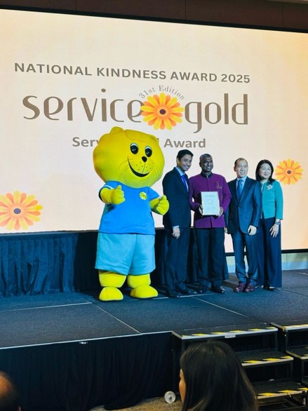 Santhanam A/L Vellasamy receives the Service Gold Award