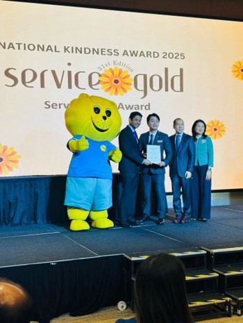 Teoh Len Hon receives the Service Gold Award