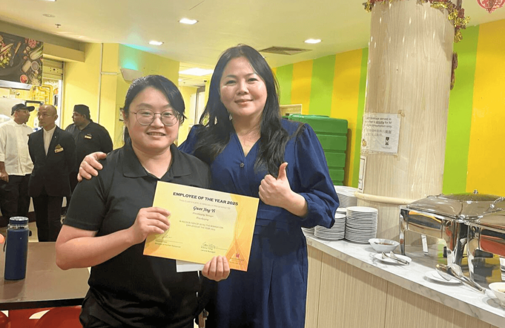 General Manager Edeline Tiong recognises the 2025 Employee of the Year, highlighting the correlation between individual professional excellence and the property’s sustained operational success.