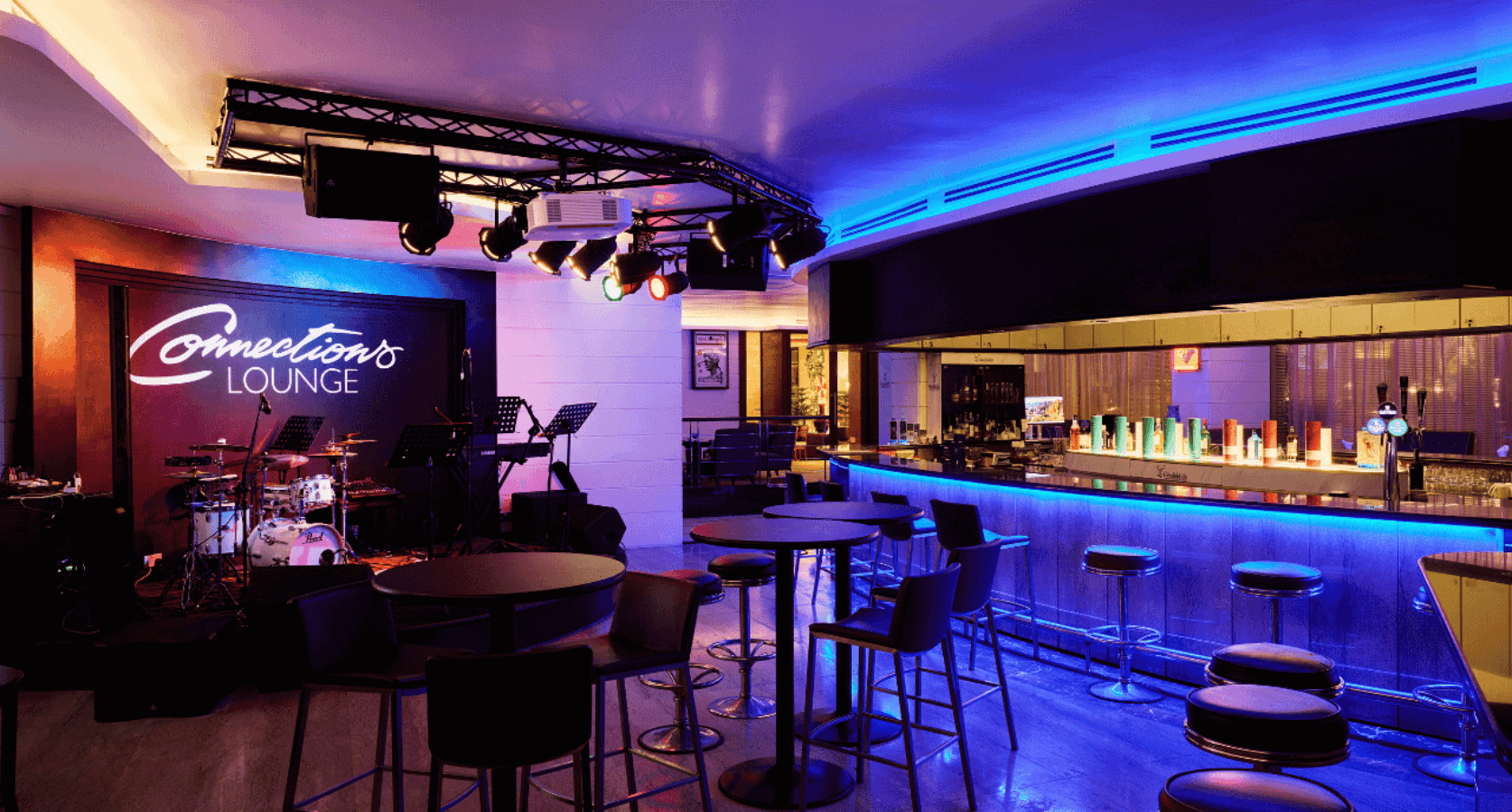 Connections Lounge provides a sophisticated interior setting for guests to enjoy evening socialising and live entertainment at Copthorne King’s Hotel Singapore.