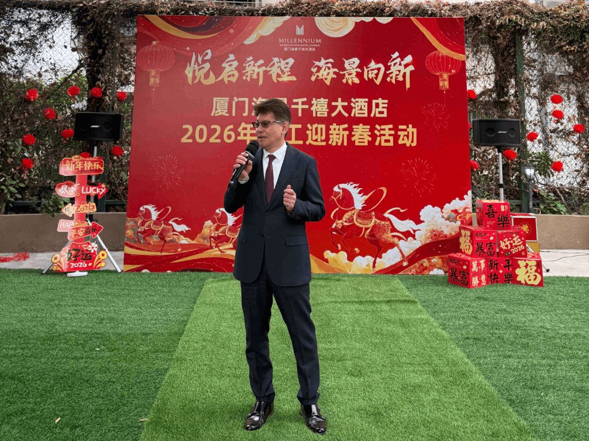 The General Manager delivers a heartfelt address, outlining expectations and new year wishes for the collective team.