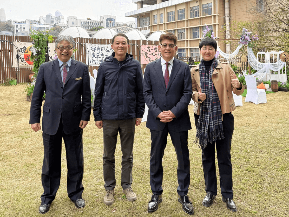 The hotel’s senior leadership gathered at the outdoor pool lawn to kick off the festive celebrations.