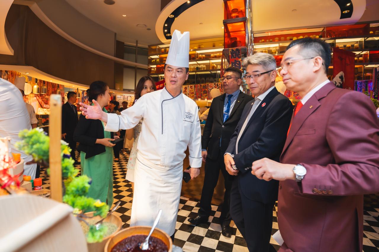 Executive Chef David Toh engaged with His Excellency Hiroshi Ishikawa from the Embassy of Japan in Singapore throughout the launch evening, making the collaborative process behind the Sakura Serenity Buffet a visible part of the dining experience.