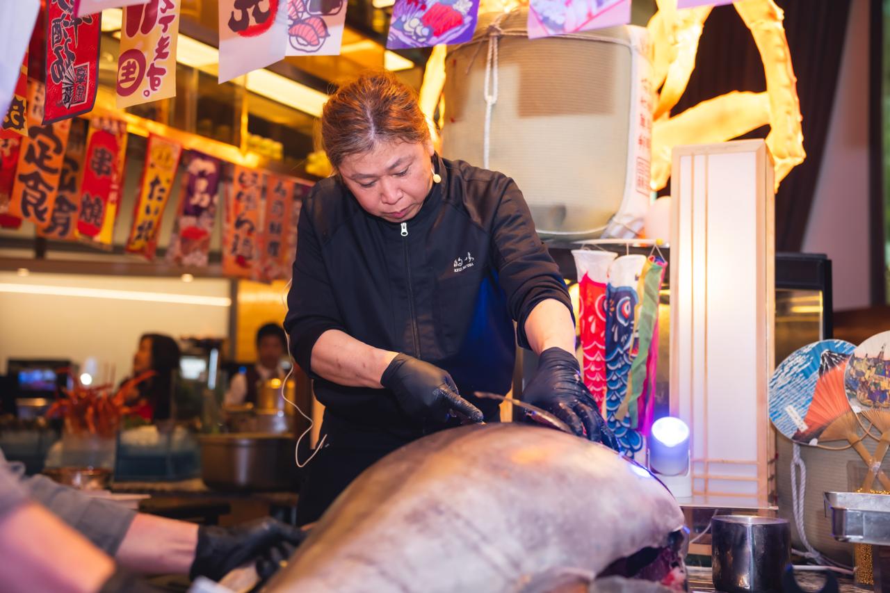 Guest Chef Keiji Matoba at work on the Sakura Serenity menu, part of a four-hands collaboration with Chef Elson Lee that brings Japanese culinary traditions to Food Capital at Grand Copthorne Waterfront Hotel Singapore.