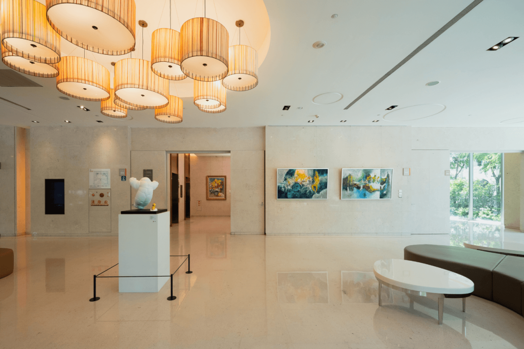 Luminous Summer Tide and Reflections of Tai'an Hot Springs hang in the hotel's public spaces.