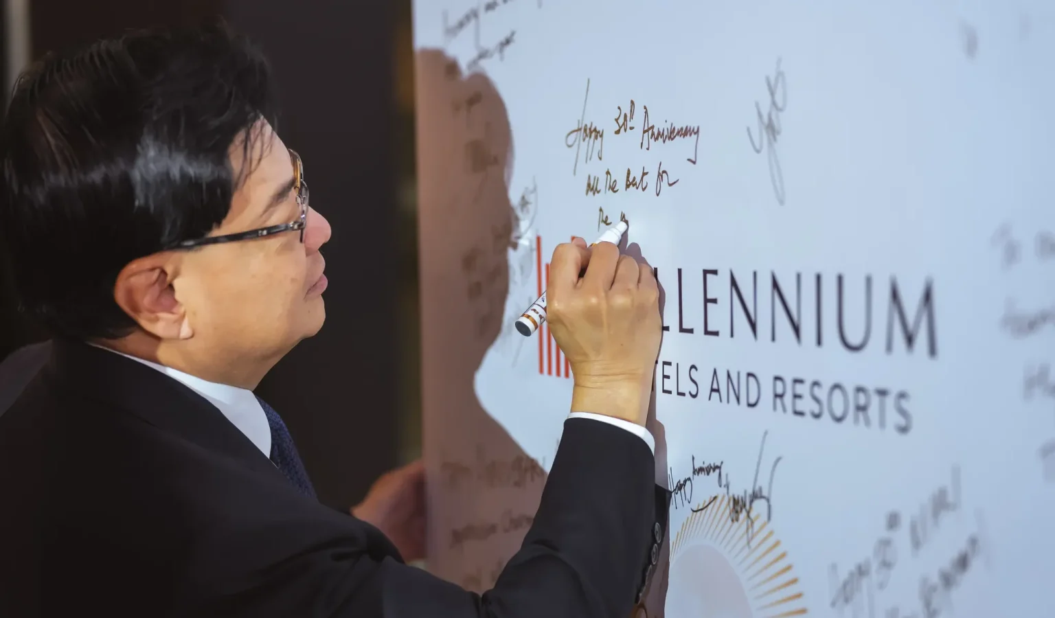 Guest of Honour, Mr Heng Swee Keat, pens his well wishes on the commemorative signing wall.
